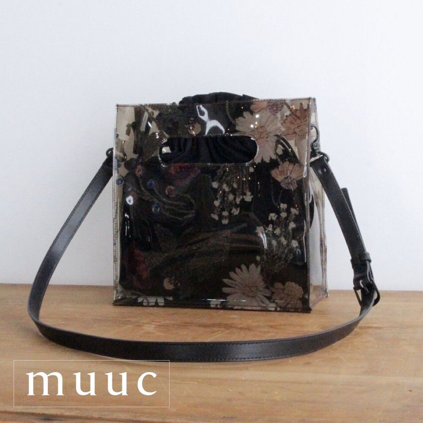 上品な装いのかわいらしいアクセントに【色糸花刺繍プリントのビニールバッグ】ショルダーとトートの2タイプ展開