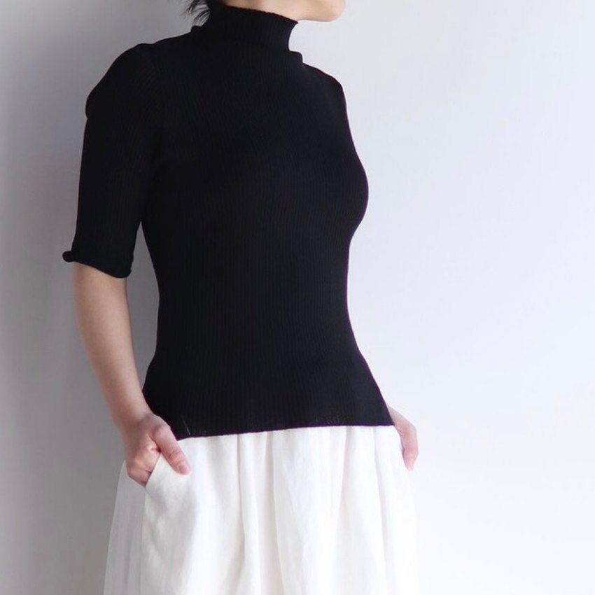 【肌に直接触れても安心の天然素材を使用】サラッと1枚で着られる「シルクコットンハイネックプルオーバー」