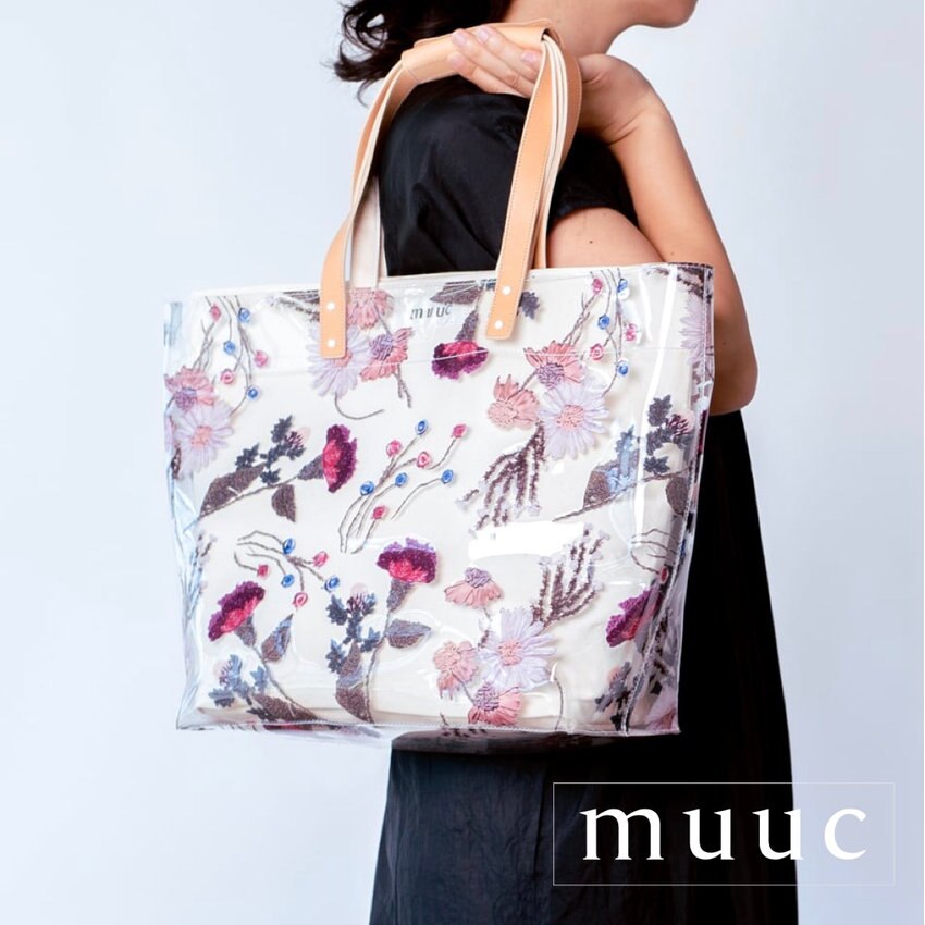 かわいらしさの中に上品さを感じる【色糸花刺繍プリントのビニールバッグ】ハンド刺繍で表現した花模様