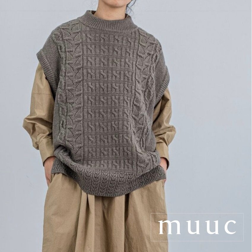 【2022-23秋冬新作コレクション販売スタート!!】最高品質のウールを使用した「ケーブル模様編みのニットベスト」のご紹介
