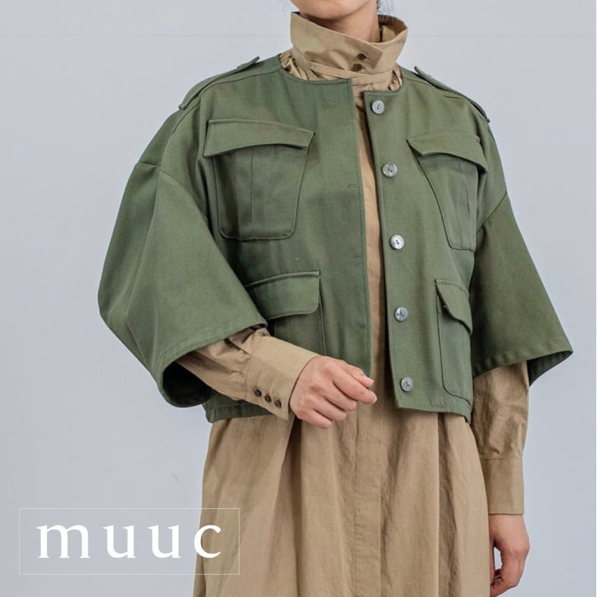 【ミリタリーテイストのノーカラーショートジャケット】ごわつき感のないやわらかく肌なじみのいい生地を使用しました