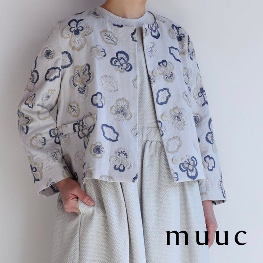 【フォーマルシーンにもおすすめ】手刺繍のようなふっくらとした模様が上品な「ビオラ刺繍のノーカラーショートジャケット」