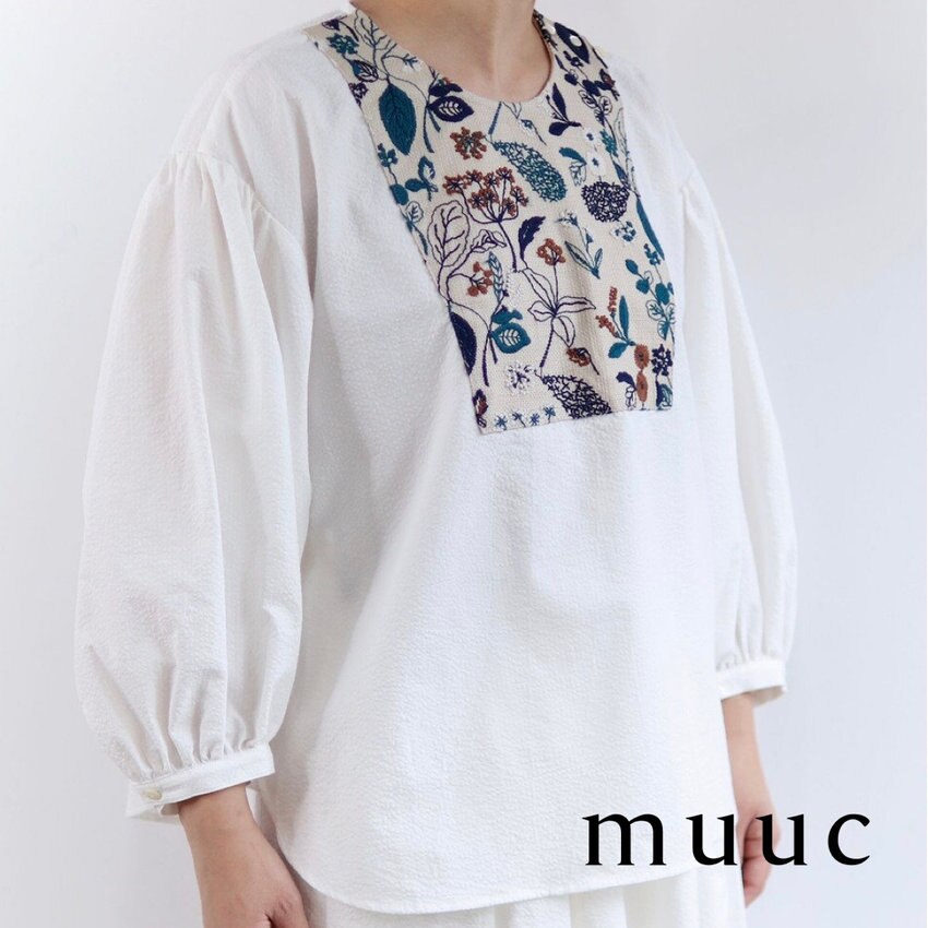 コットン100%の生地をたっぷり使用しゆとりのある着心地【筆記帳刺繍プルオーバーシャツ】秋の装いにおすすめのアイテムです