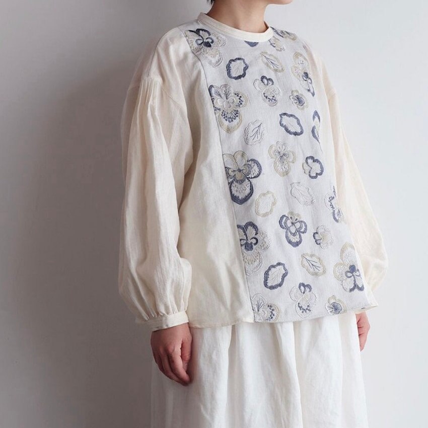 【秋シーズンおすすめアイテム】手刺繍のようなふっくらとした模様が上品さを演出してくれる「ビオラ刺繍のプルオーバー」