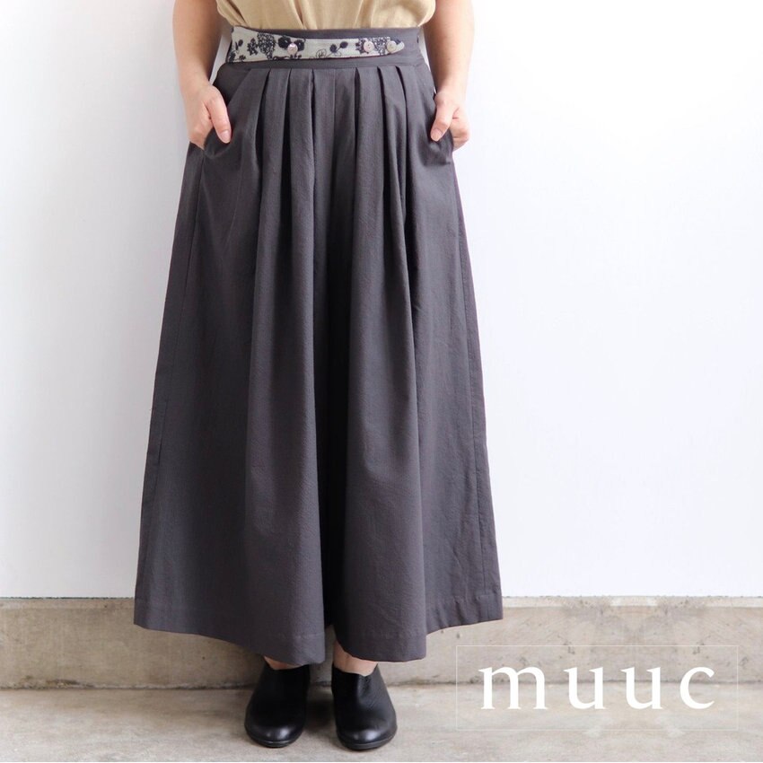 やわらかい肌触りが心地いい「コットンシアサッカー」生地を使用【筆記帳刺繍のフレアーパンツ】エレガンスな秋の装いに