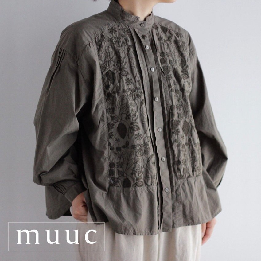 【秋を感じる季節におすすめのブラウス】muuc人気の「筆記帳刺繍シリーズ」の製品染め切り替えブラウス