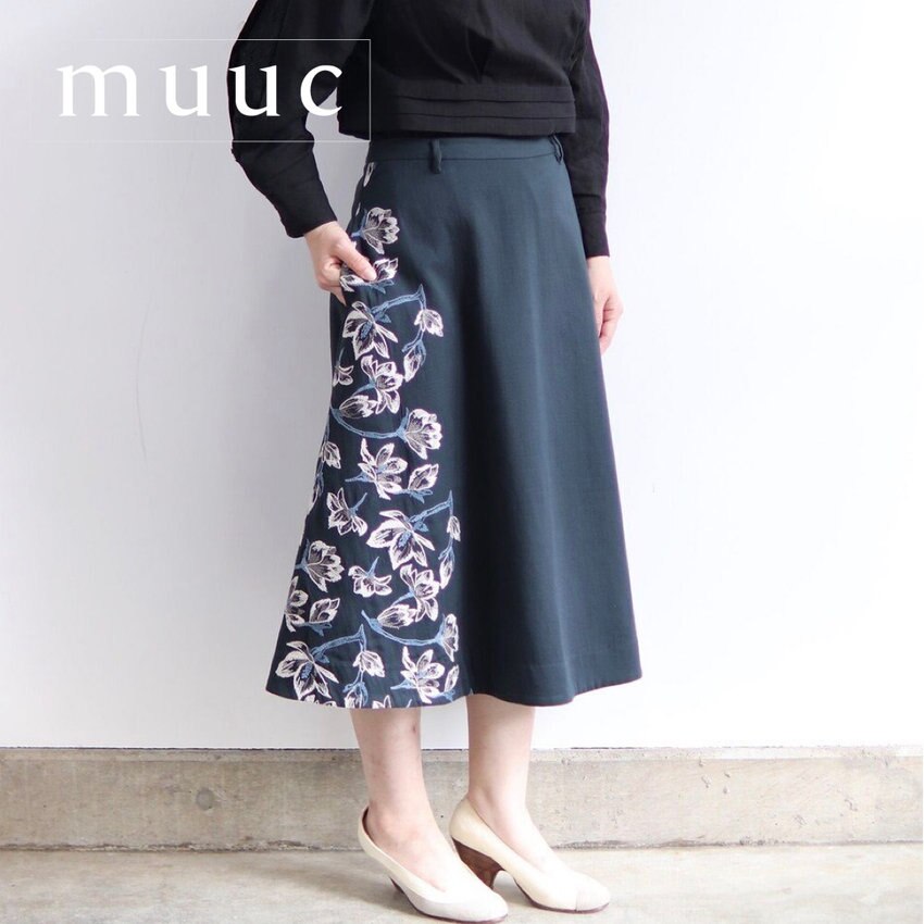 秋の装いをすてきに演出する【大ぶりのモクレンの花刺繍】どこか控えめで上品な印象のフレアースカート