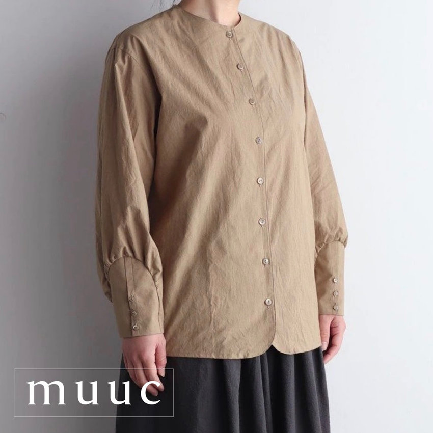 【秋におすすめのアイテム】シンプルなシルエットに袖口のカフスのデザインが個性的「ノーカラーブラウス」