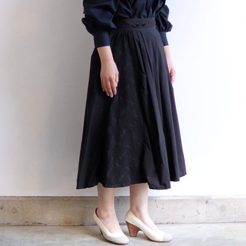 【秋のおすすめアイテム】オーガニックコットン生地を オーバーダイ（製品染）した「繊細な刺繍模様のスカート」