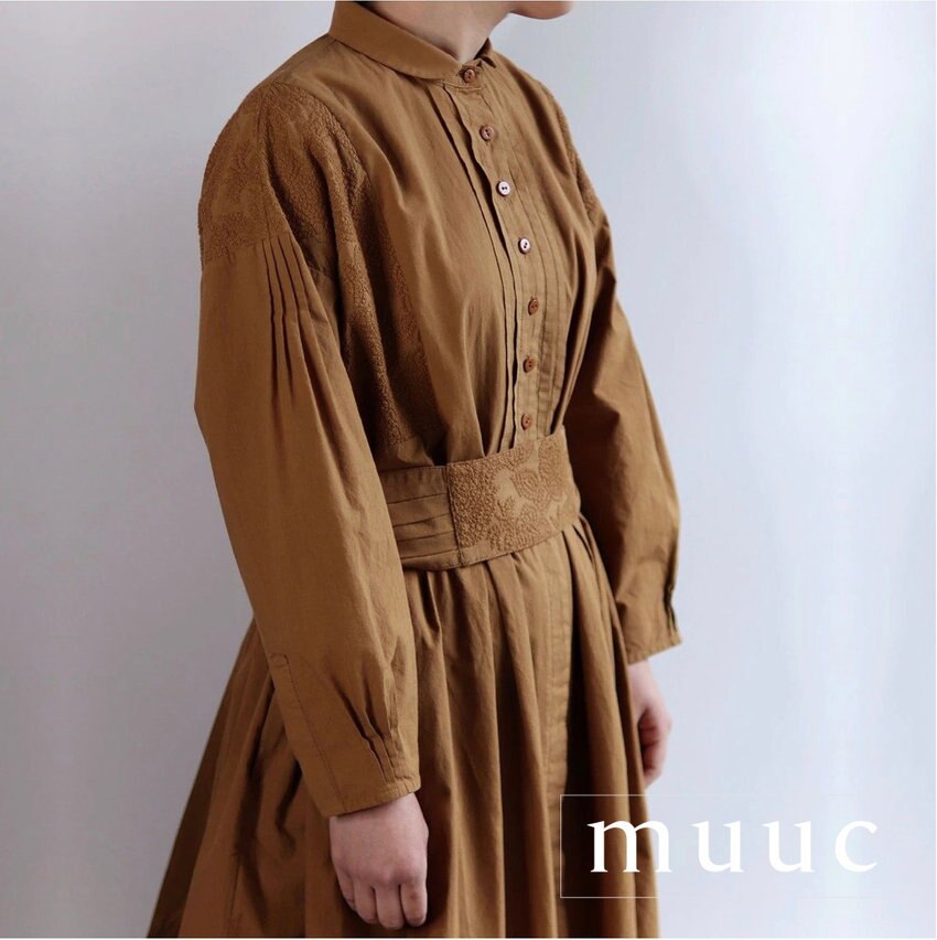 「タックやギャザー」がたっぷりと入った贅沢な布使いの【ワンピースドレス】広幅の布ベルトでウエストマークできます