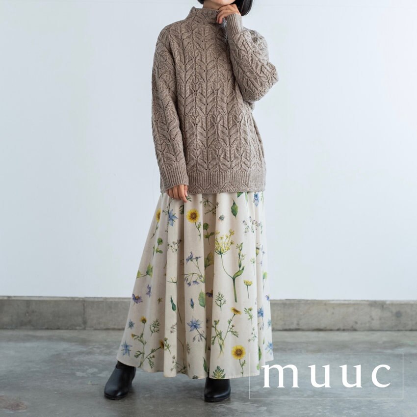 シンプルなニットとの相性が◎「畑に咲く野菜の花」たちがモチーフの【上品で華やかなプリントスカート】