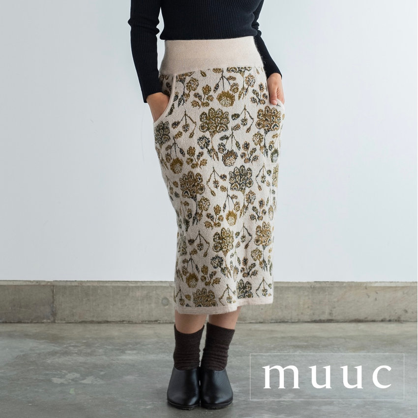 「上質なモヘアとシルクを掛け合わせた」高級感のある素材でケイトウの花を表現【ジャカート編みのニットスカート】