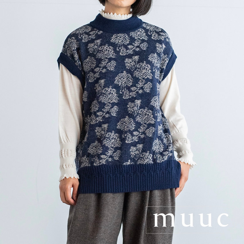 「プレーティング編みとジャカート編みの組合せ」でオリジナルの美しい花柄を表現した【フラワージャカートのベスト】