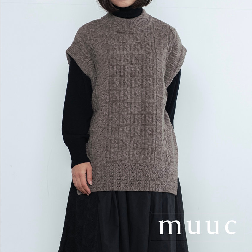 【2022-23秋冬新作コレクション販売中!!】快適な着心地の高品質ウールを使用した「ケーブル模様編みのニットベスト」