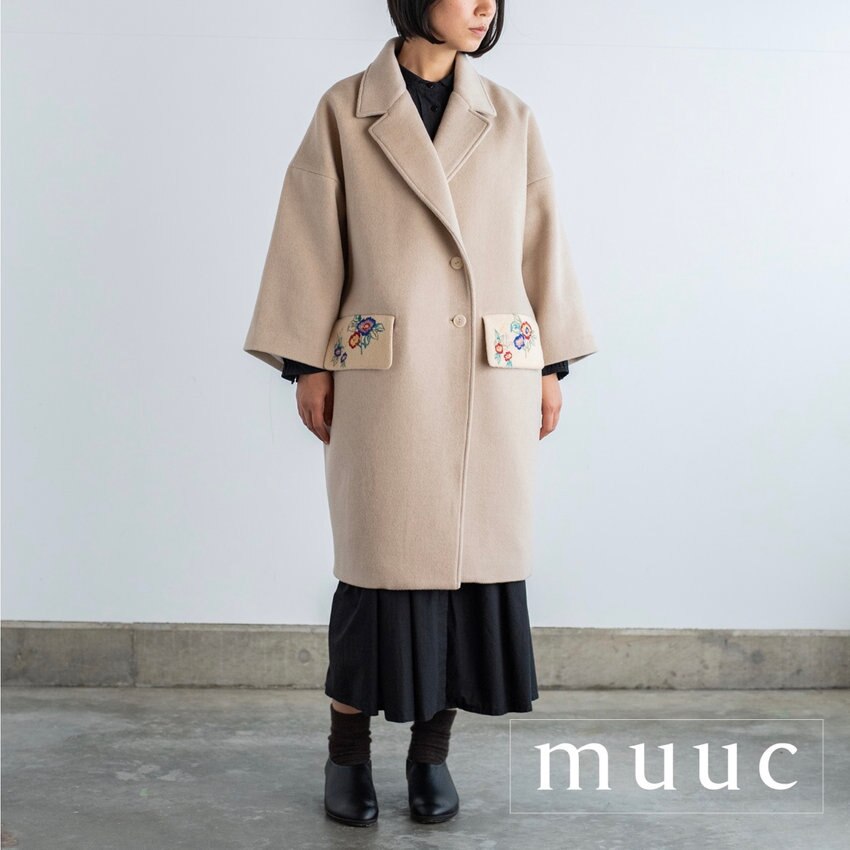 【秋冬新作コレクション販売中!!】フラップをポケットにしまって無地のコートとしても楽しめる「野ばら刺繍コート」