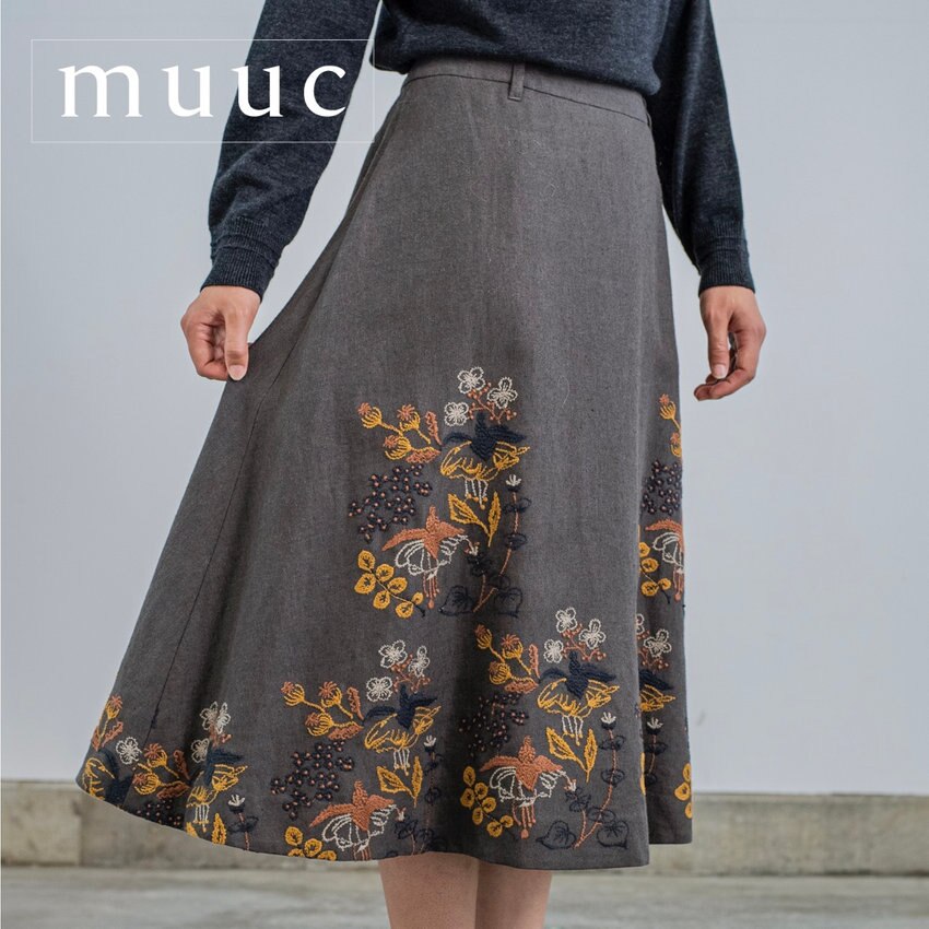 やわらかい「リネンウール生地」の着心地をお楽しみください【フクシア刺繍フレアースカート】秋の装いを上品に演出