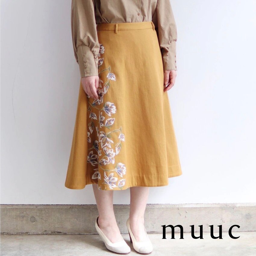 控えめで上品な印象のフレアースカート【大ぶりのモクレンの花刺繍】シンプルなブラウスやニットとの相性も◎