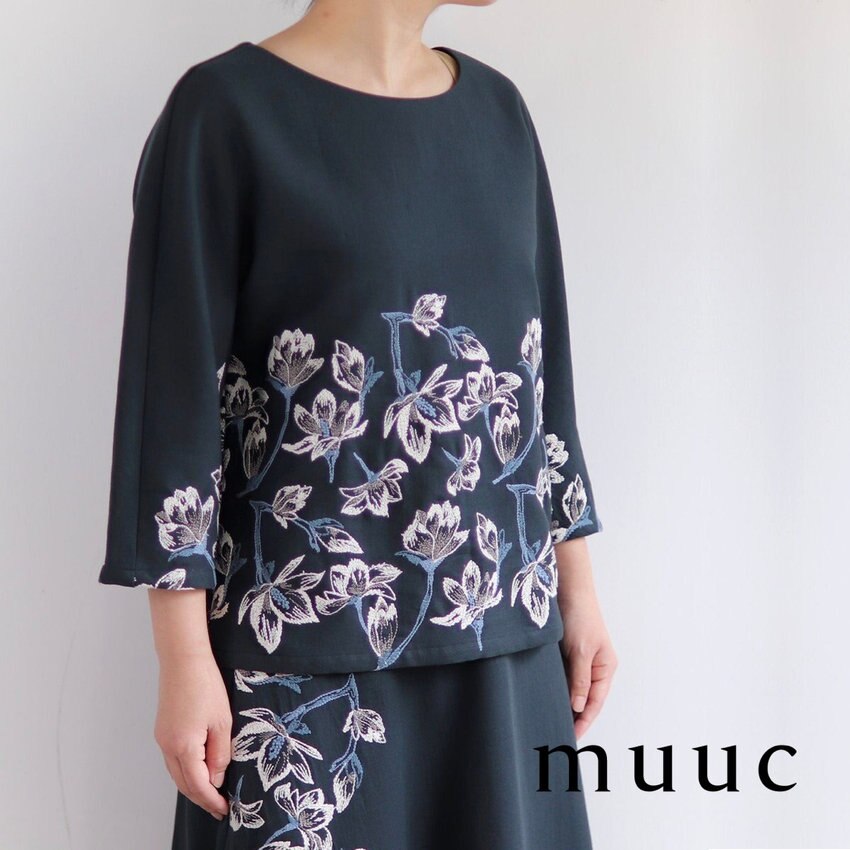 【大ぶりのモクレン刺繍のプルオーバー】控えめで上品な冬の装いに「ブラウスやタートルネックとの重ね着」も◎