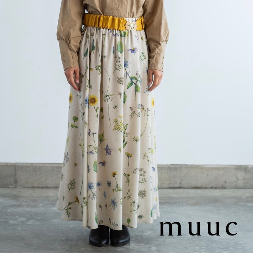 シンプルなニットとの相性が◎「畑に咲く野菜の花」たちがモチーフの【上品で華やかなプリントスカート】