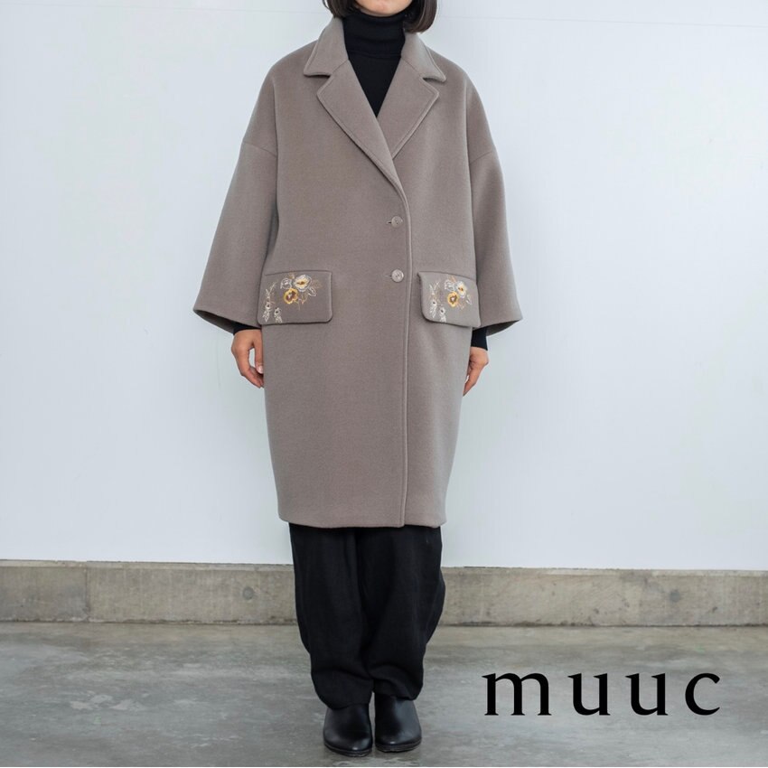 【秋冬新作コレクション販売中!!】フラップをポケットにしまって無地のコートとしても楽しめる「野ばら刺繍コート」