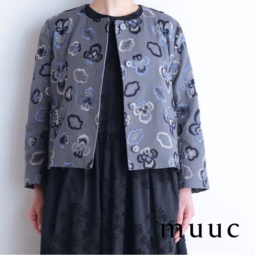 【フォーマルシーンにもおすすめ】手刺繍のようなふっくらとした模様が上品な「ビオラ刺繍のノーカラーショートジャケット」