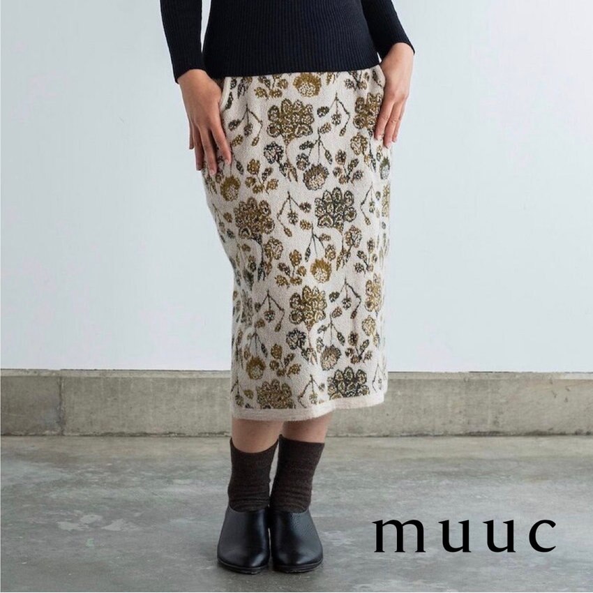 「上質なモヘアとシルクを掛け合わせた」高級感のある素材でケイトウの花を表現【ジャカート編みのニットスカート】