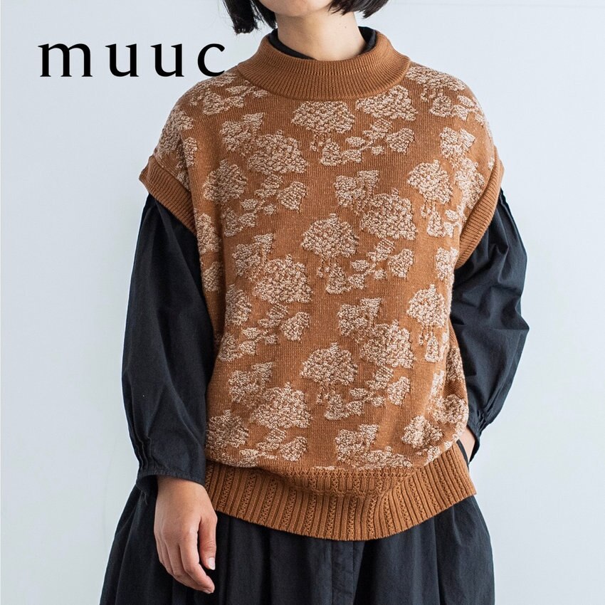 「プレーティング編みとジャカート編みの組合せ」でオリジナルの美しい花柄を表現した【フラワージャカートのベスト】