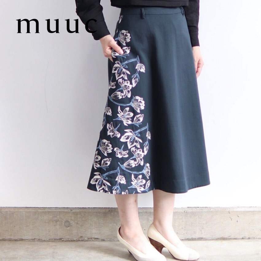 控えめで上品な印象のフレアースカート【大ぶりのモクレンの花刺繍】シンプルなブラウスやニットとの相性も◎