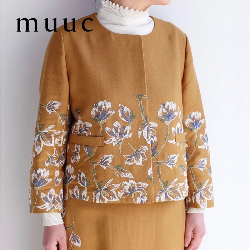 muuc定番のノーカラーショート丈ジャケット【大ぶりのモクレン刺繍】が華やかでありながらもどこか控えめで上品な印象