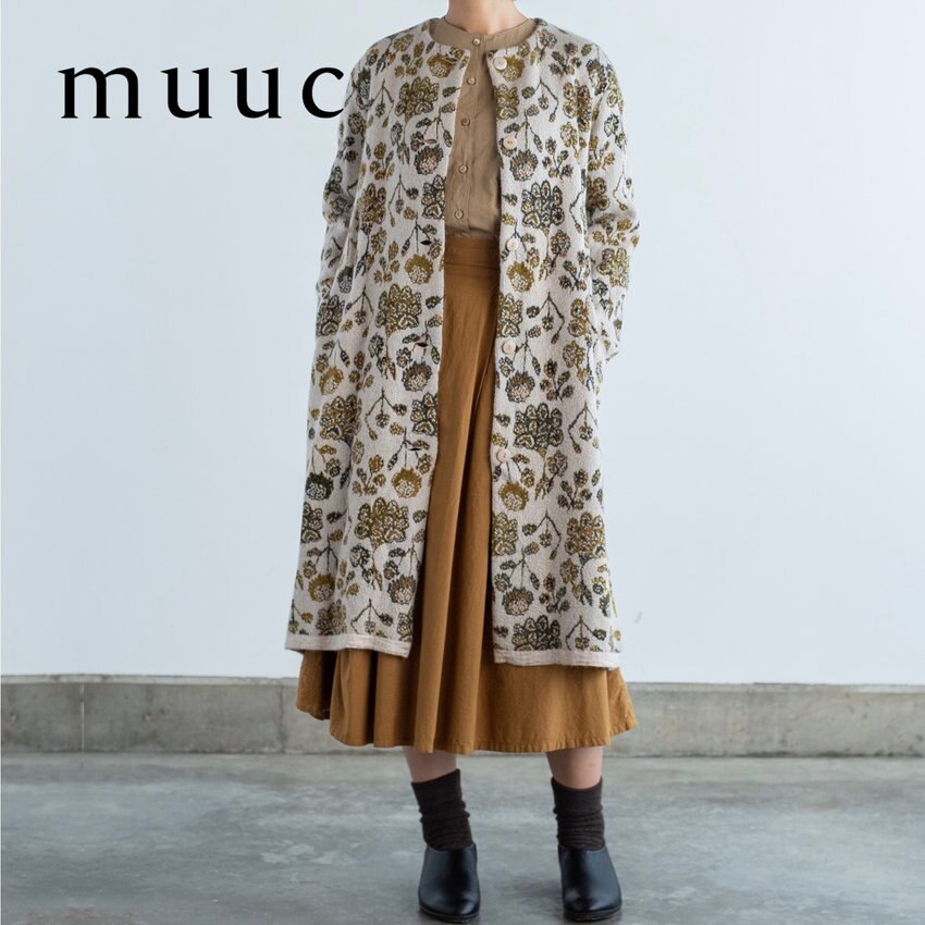 【クラシックで上品な冬の装い】光沢感と発色性のある糸でケイトウの花を表現した「ジャカート編みのニットコート」