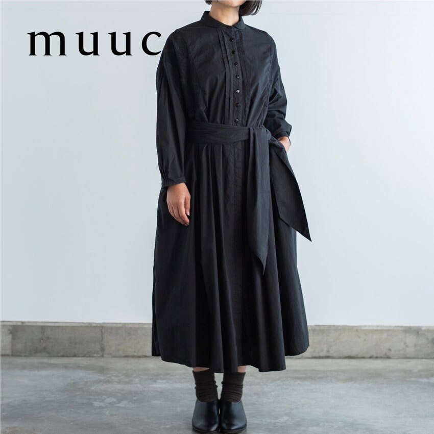 「タックやギャザー」がたっぷりと入った贅沢な布使いの【フラワーノット刺繍ワンピースドレス】広幅の布ベルト付き