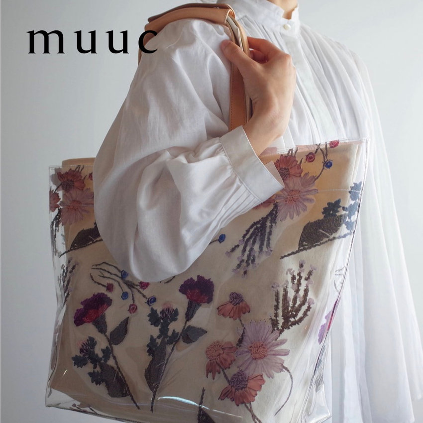 【春のおすすめアイテム!!】華やかな色糸花の刺繍プリントが印象的な「ビニール素材のトートバッグ」雨の日も安心です!!