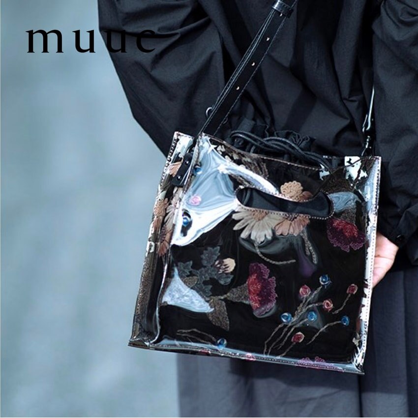 【雨の日のお出かけも安心のビニール素材!!】大人の春の上品な装いに「色糸花の刺繍プリントのショルダーバッグ」