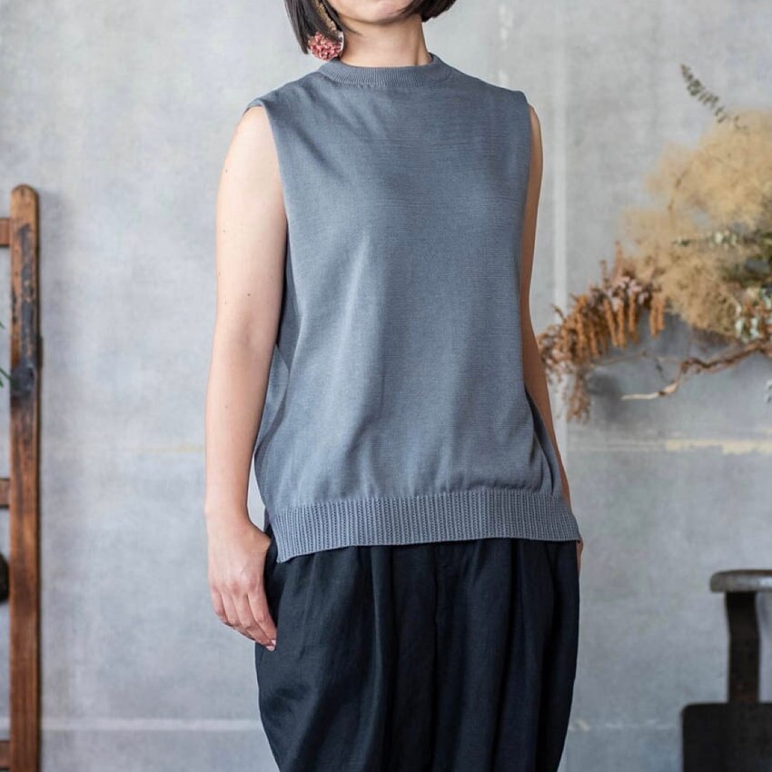 【2023春夏新作コレクション販売スタート!!】春夏の季節に嬉しい洗えるニット「シルクコットンノースリーブニット」のご紹介