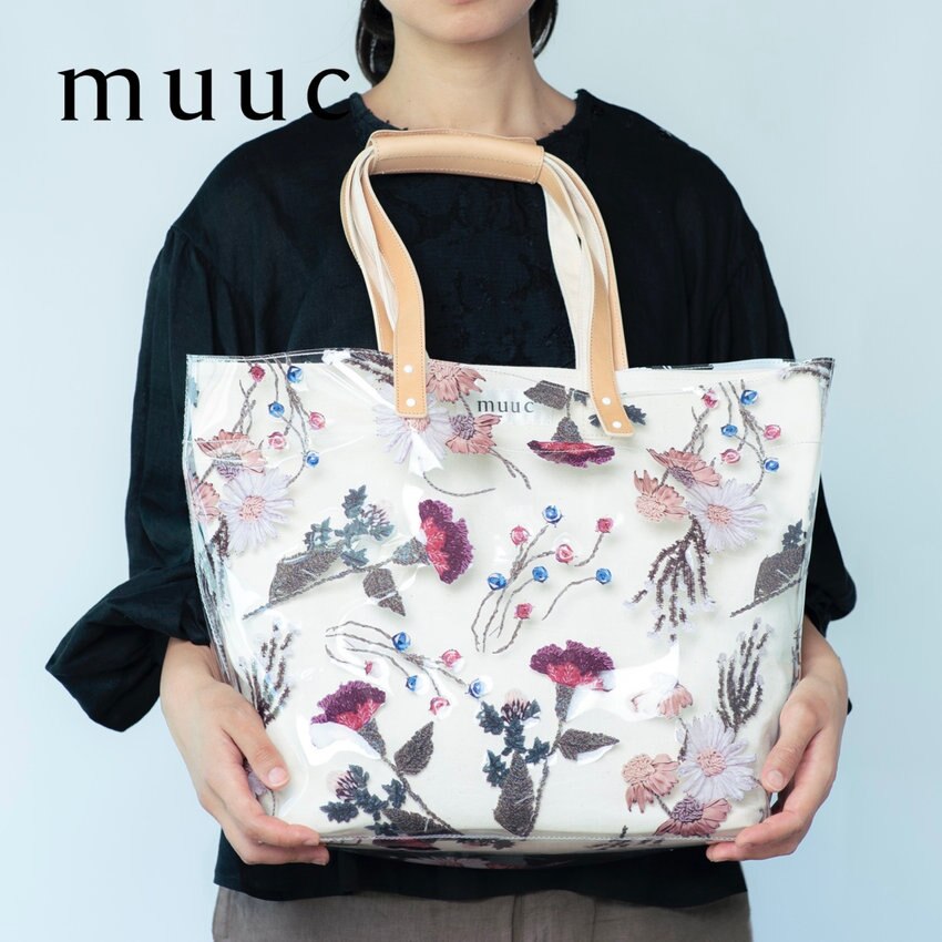 【春の装いを明るく上品に彩る】華やかな色糸花の刺繍プリントの「ビニール素材のトートバッグ」雨の日も安心です