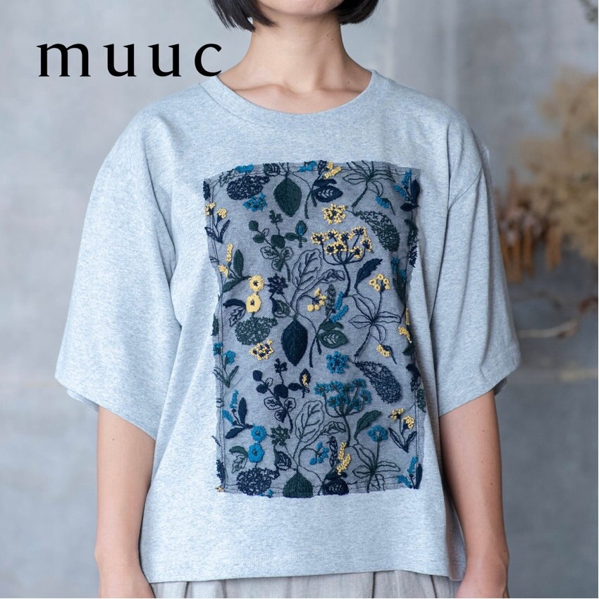 【品の良いデザインとゆったりサイズの快適な着心地】がおすすめ!! 人気の刺繍シリーズ「筆記帳刺繍」生地をあしらったTシャツ