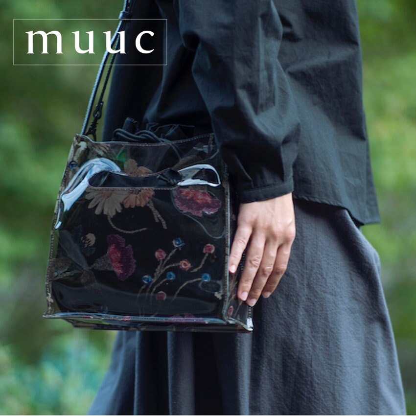 【色糸花刺繍プリントショルダーバッグ】大人可愛いビニール素材のバッグ「突然の雨も安心」でこれからの季節におすすめ!!