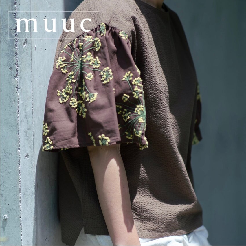 【かわいらしいフェンネルの花刺繍】風通しのよいゆとりたっぷりの「かぶって着るプルオーバータイプのブラウス」