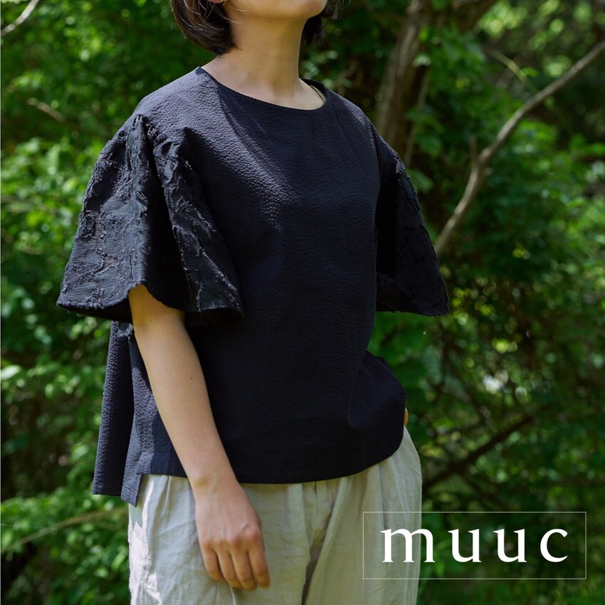 【2023夏コレクション新作入荷しました!!】肌離れのいいサッカー生地が夏に気持ちいい「フレアー袖のブラウス」のご紹介