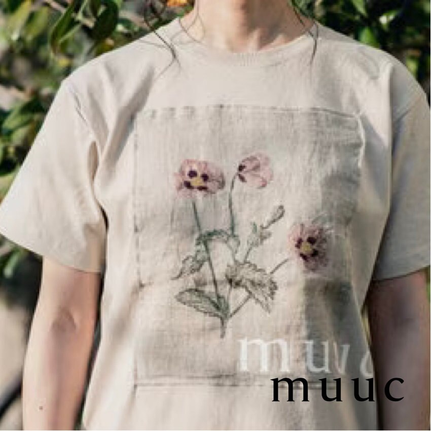 「しっかりした厚手の生地感」と美しい刺繍で上品さが際立つ【ポピー押し花刺繍のTシャツ】muucブランドロゴ入り!!
