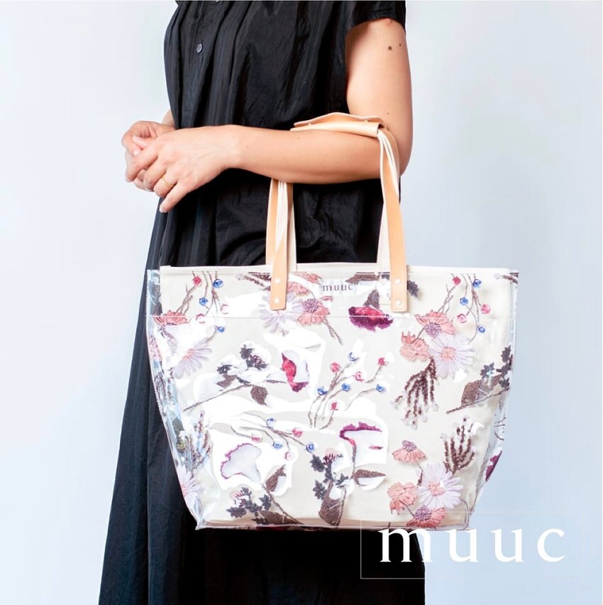 【梅雨のシーズンの外出にも安心のビニール素材】大人可愛い上品なデザイン「色糸花刺繍プリントのトートバッグ」