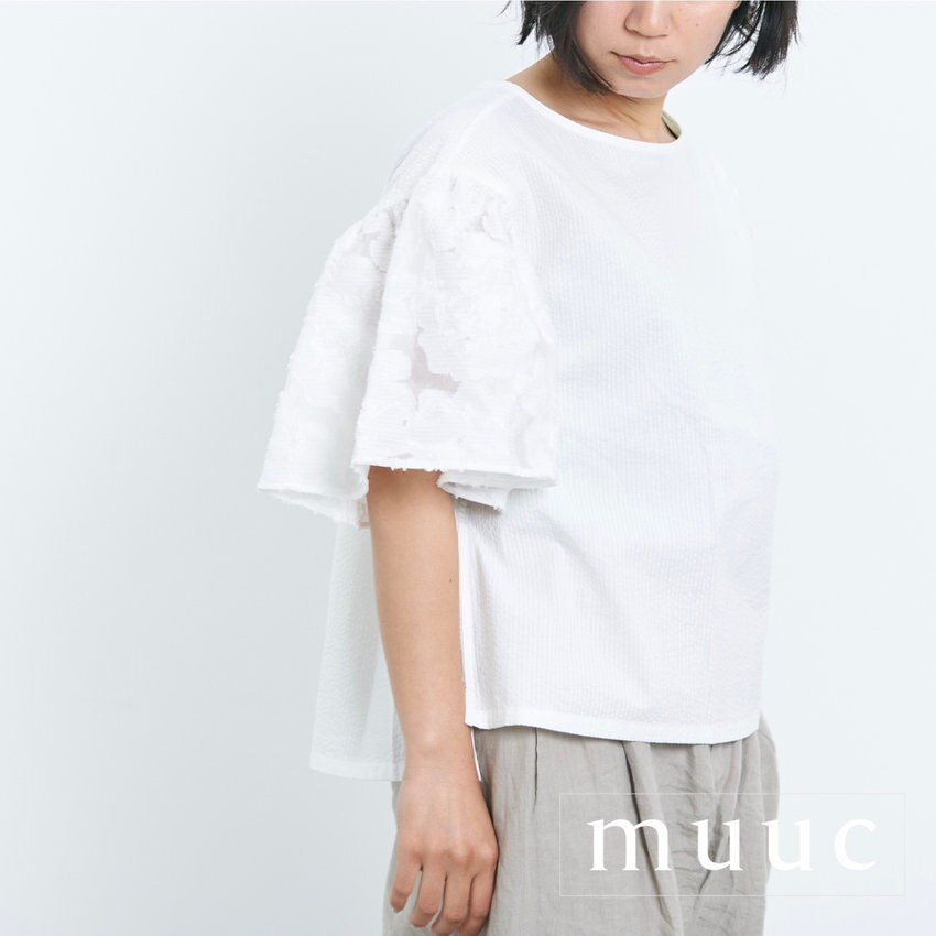 【2023夏コレクション新作入荷しました!!】肌離れのいいサッカー生地が夏に気持ちいい「フレアー袖のブラウス」のご紹介