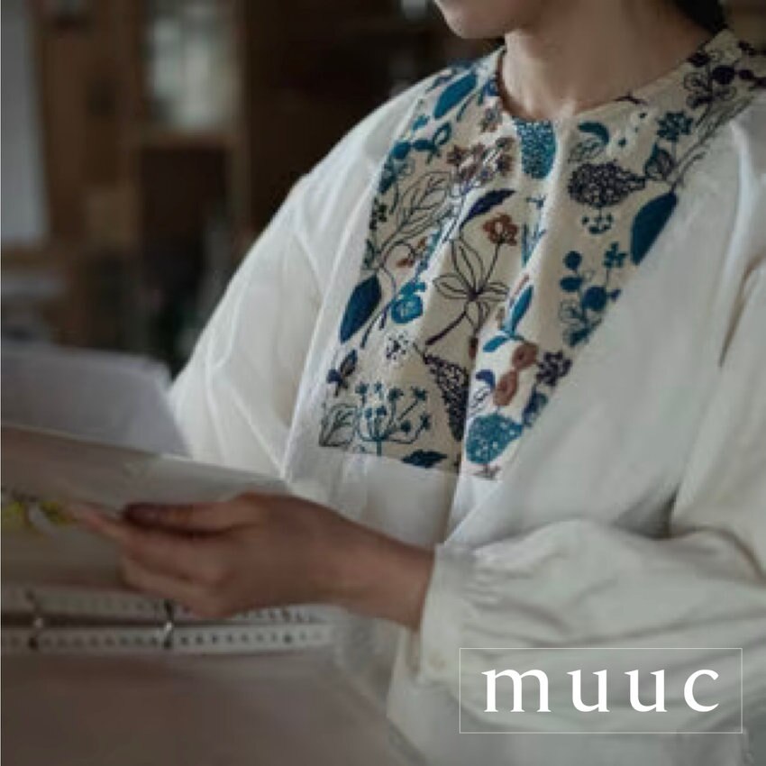 【コットン100%生地が気持ちいい!!】ゆとりたっぷりで風通しもいい快適な着心地「筆記帳刺繍プルオーバーシャツ」