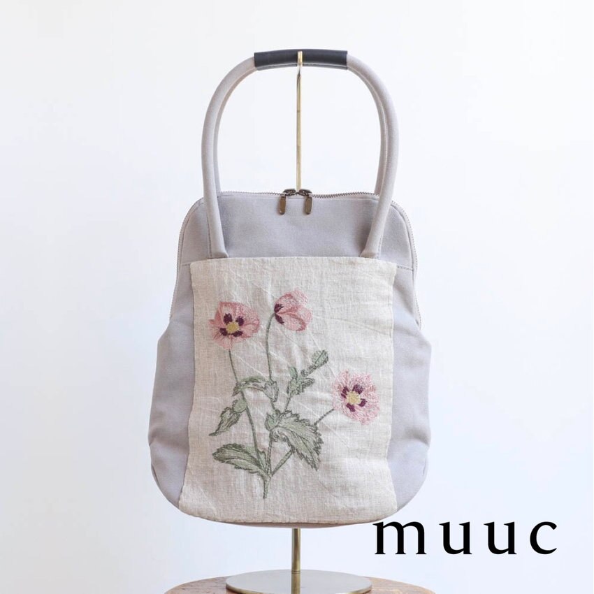【新商品のご案内】上品なデザインを意識しつつ機能性も充実させました「ポピー押し花刺繍バック」A4サイズ収納可!!