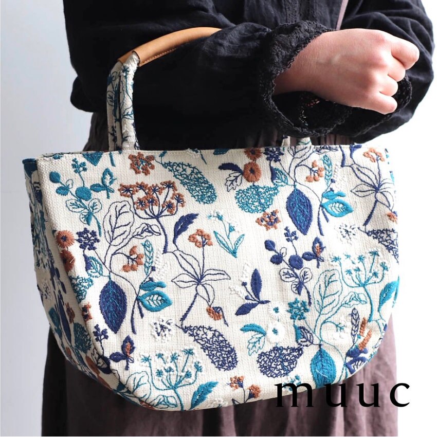 【新商品のご案内】ふっくらやわらかいシルエットが上品で優しい印象「筆記帳刺繍の半円バッグ」夏の装いのワンポイントに