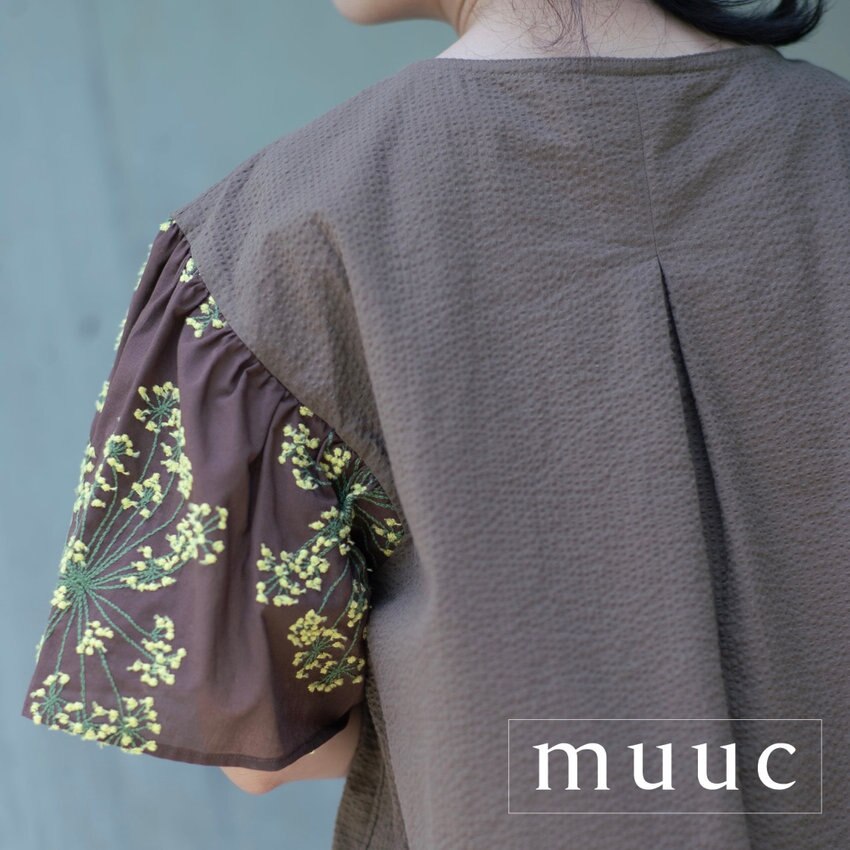 【かわいらしいフェンネルの花刺繍】風通しのよいゆとりたっぷりの「かぶって着るプルオーバータイプのブラウス」