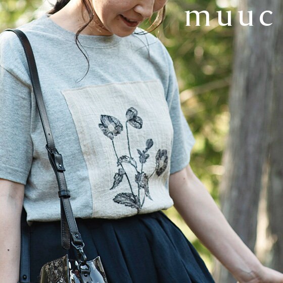 【どこか懐かしく愛らしい】昔の植物図鑑や押し花をイメージした、クラシックなポピー花刺繍のTシャツ