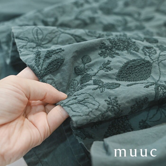 【ウェストゴムで楽に着られて華やか】オーガニックコットン生地の筆記帳刺繍ギャザースカート