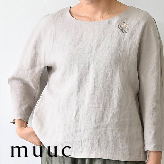 Tシャツ感覚で纏う、上質リネンと刺繍の特別な一枚