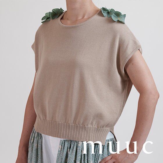 Tシャツ感覚で楽しむ、花モチーフ付きコットンニット